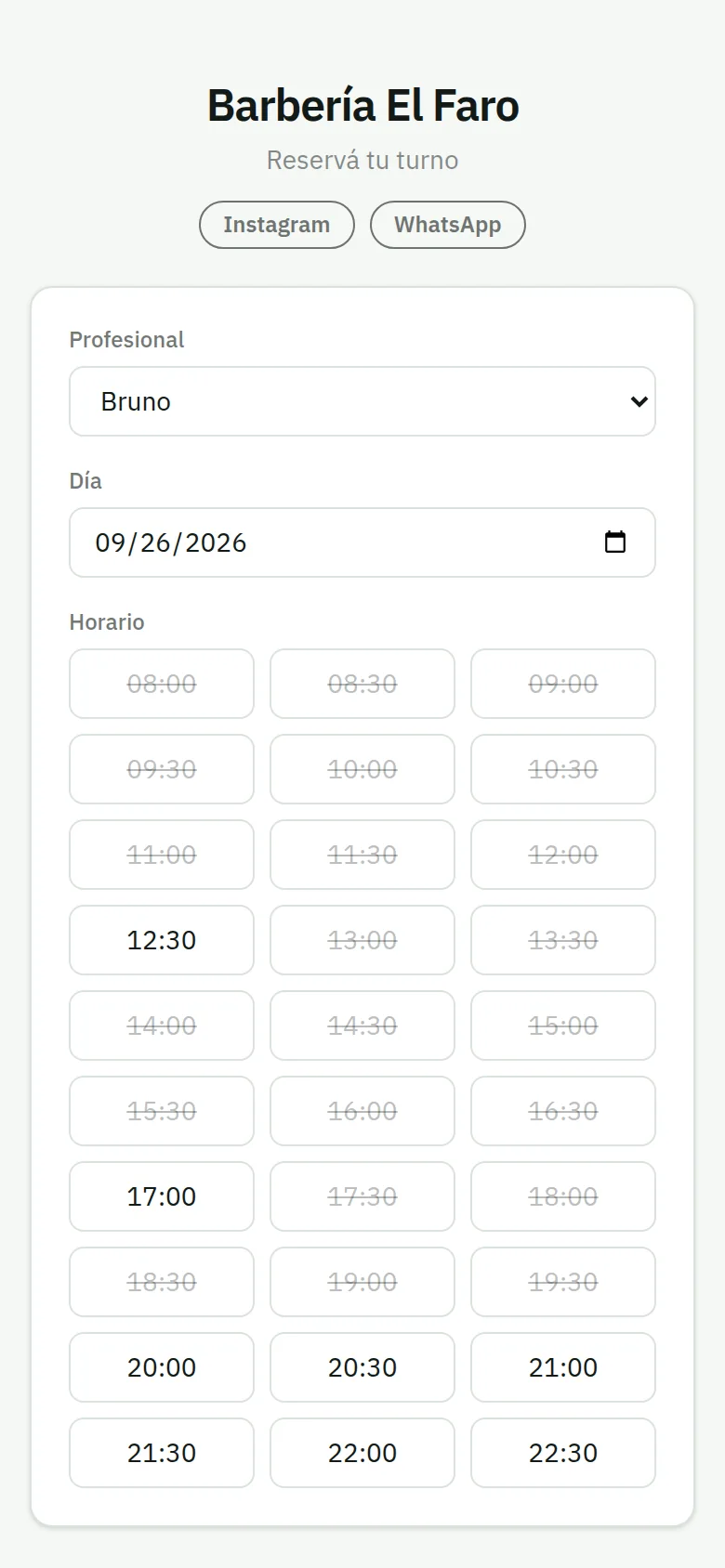 Página pública de reserva de una barbería desde el celular, con profesional, día y horarios disponibles